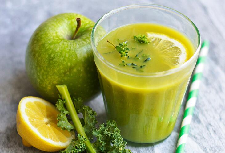 Grünkohl-Apfel-Saft mit Zitrone