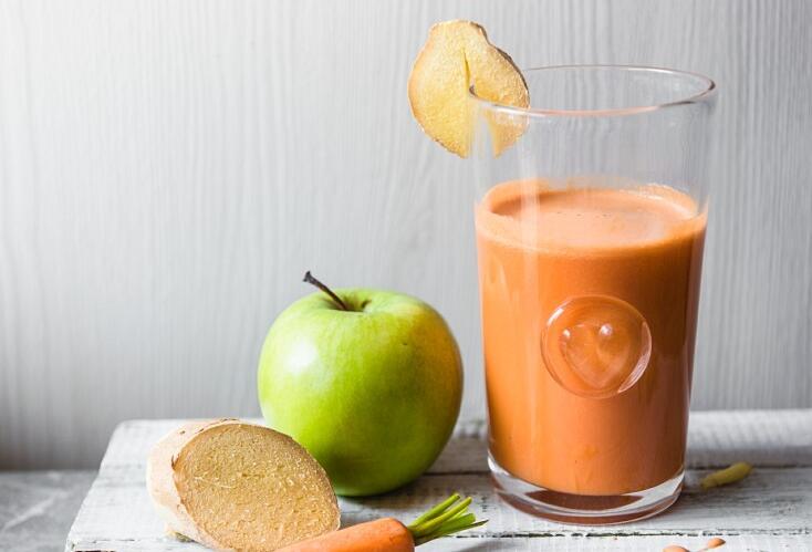 Karotten-Apfel-Saft mit Ingwer