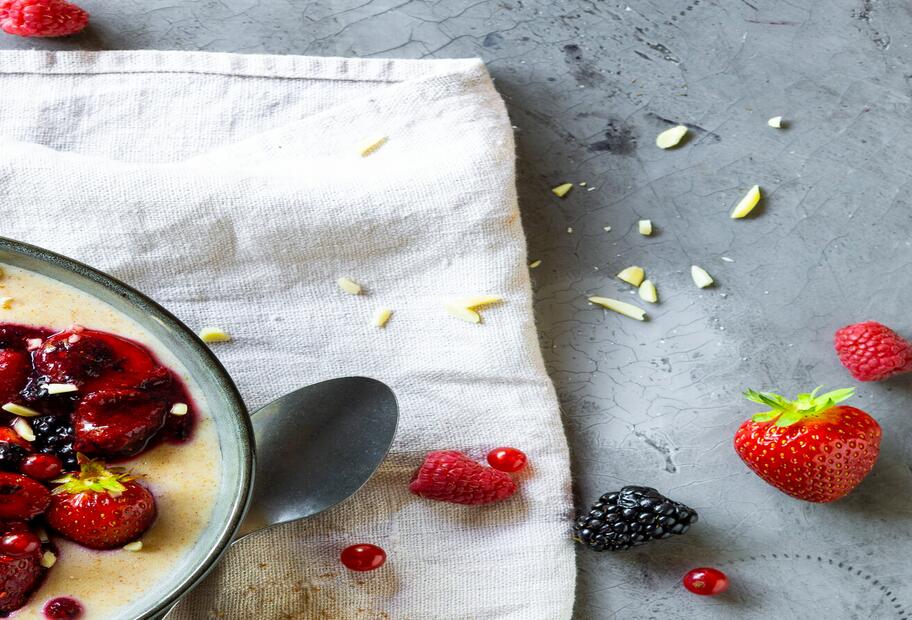 Dinkel-Grießbrei mit Beeren
