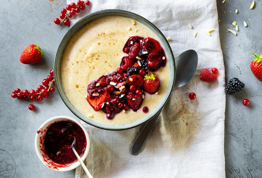Dinkel-Grießbrei mit Beeren