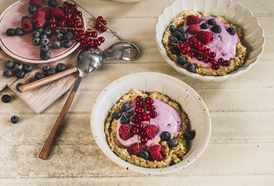 Frischkornmüsli mit Skyr und Beeren