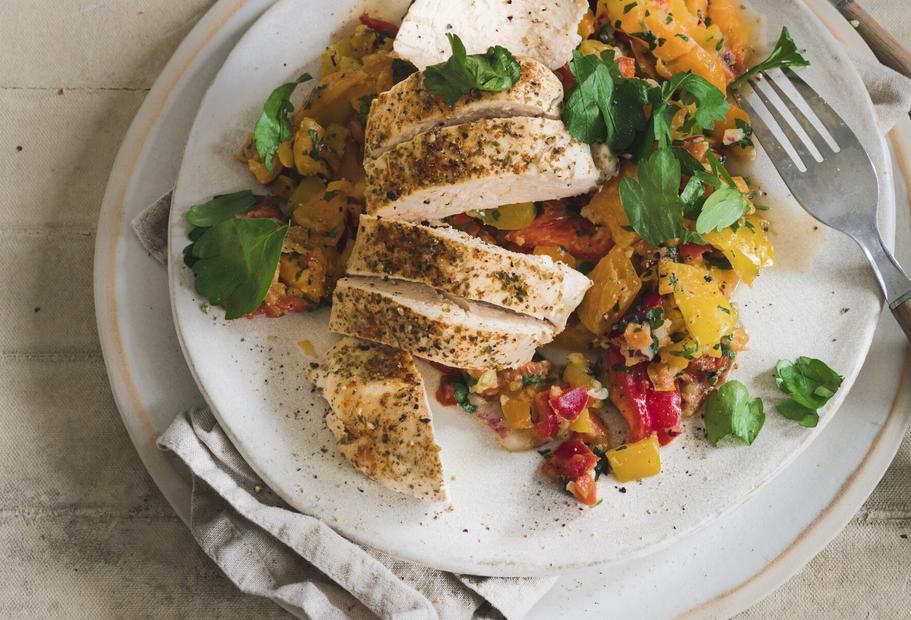 Hähnchenbrustfilets mit Paprikasalat
