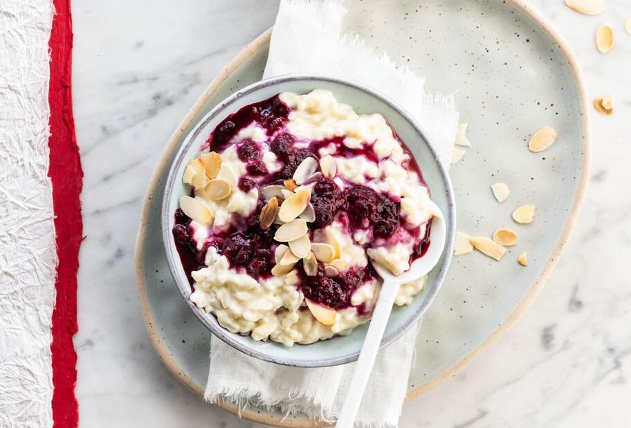 Mandelmilchreis mit Beerenkompott