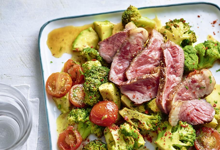 Rumpsteak mit gedämpftem Gemüse und Avocado