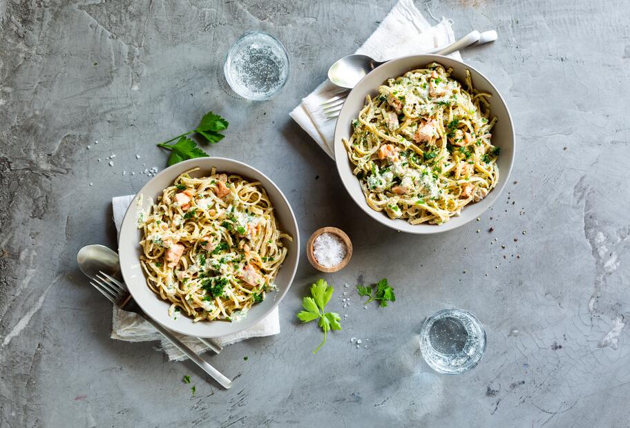 Vollkorn–Bandnudeln mit Lachs