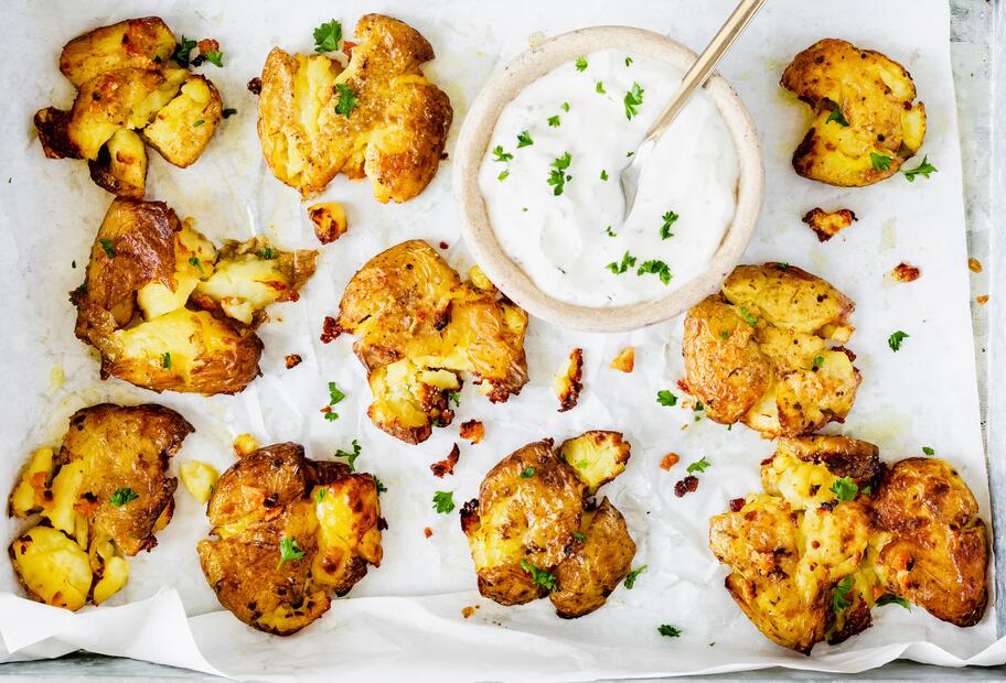 Smashed Potatoes mit Schmand-Dip