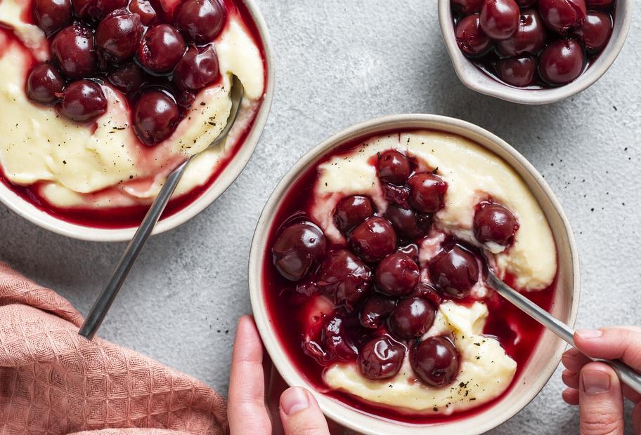 Grießpudding mit Kirschen