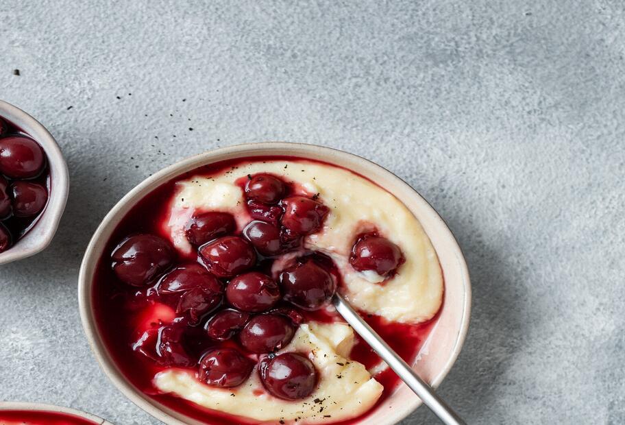 Grießpudding mit Kirschen