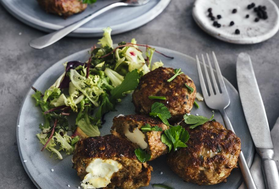 Mit Feta gefüllte Frikadellen