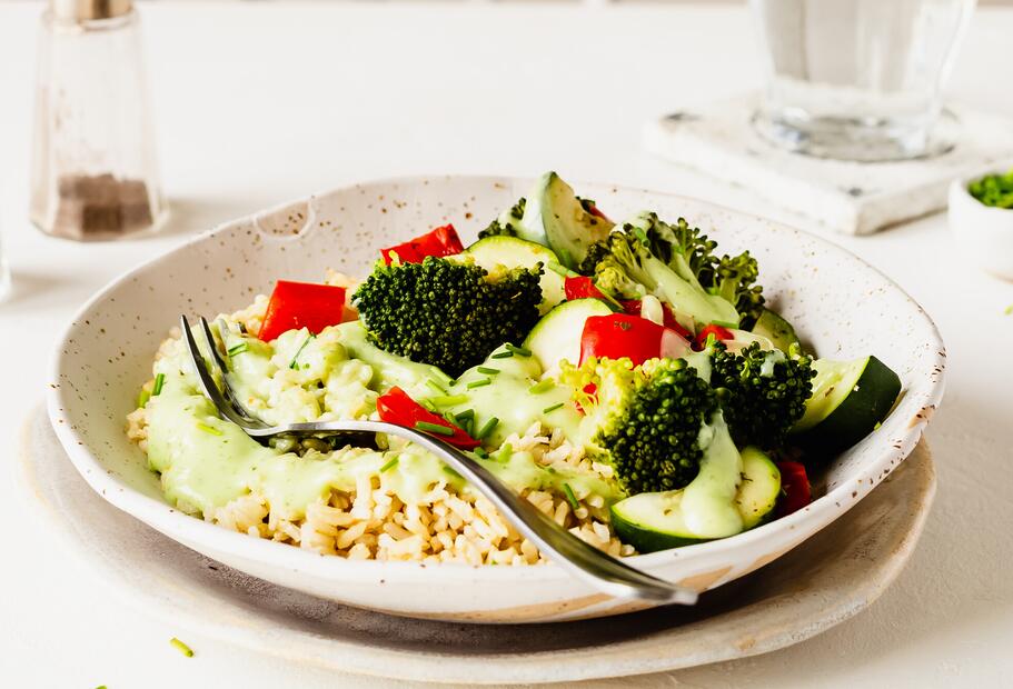Reis mit Gemüse und Kräutersoße