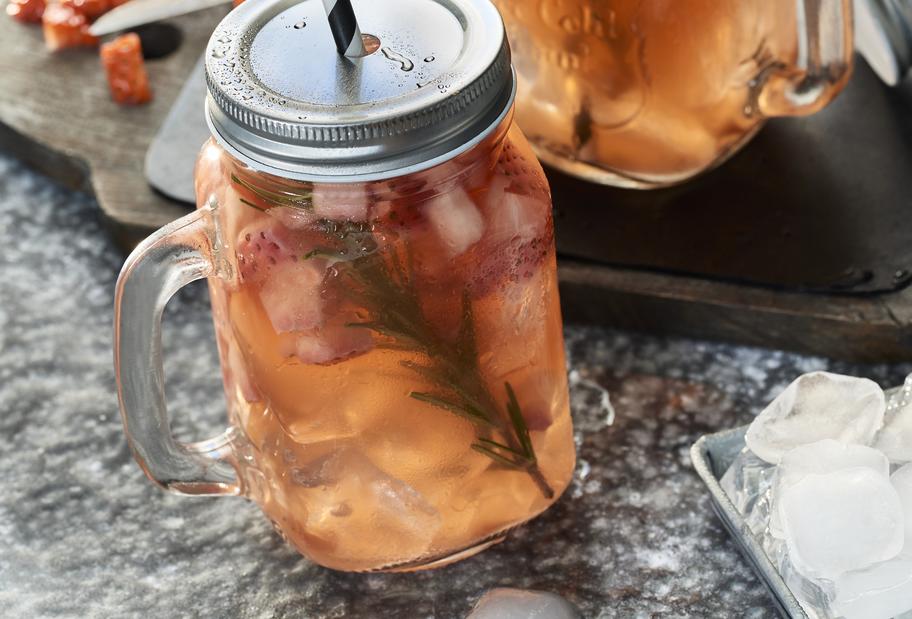 Erfrischender Erdbeer-Switchel mit Rosmarin