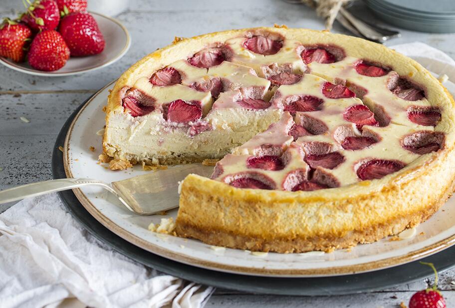 Low-Carb-Käsekuchen mit Erdbeeren