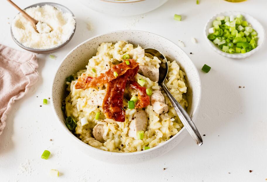 Frühlingsrisotto mit Hähnchen und Bacon