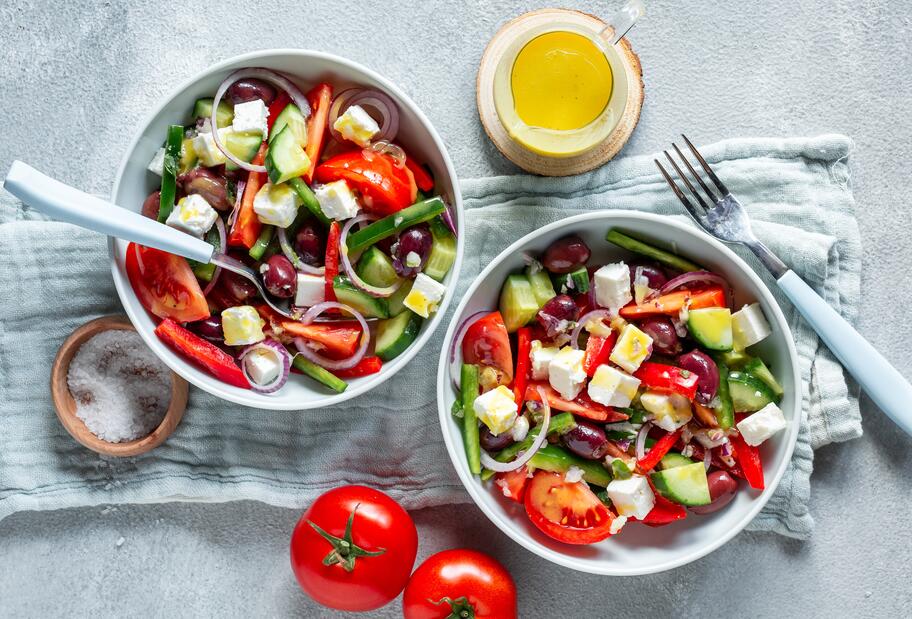 Griechischer Bauernsalat mit hellem Balsamicodressing