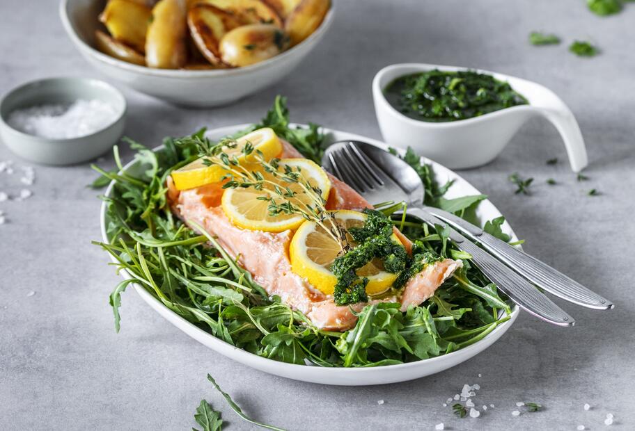 Lachs sous-vide mit Bratkartoffeln und Kräutersoße