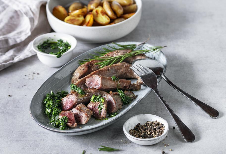 Lammfilets sous-vide mit Bratkartoffeln und Kräutersoße