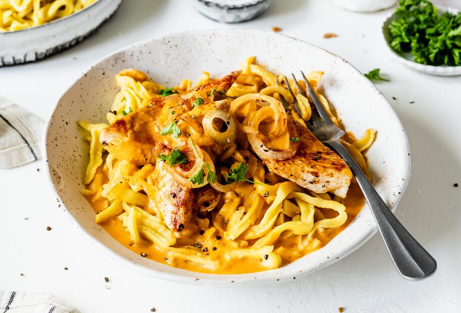 Zwiebel-Cheddar-Hähnchen mit Spätzle