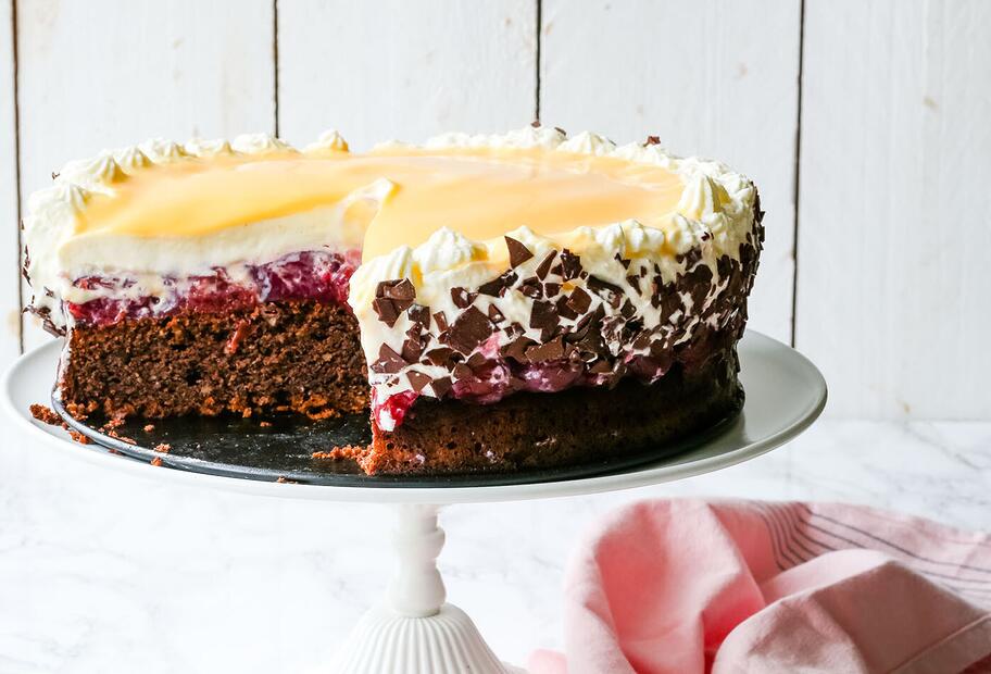 Eierlikörtorte mit Kirschen