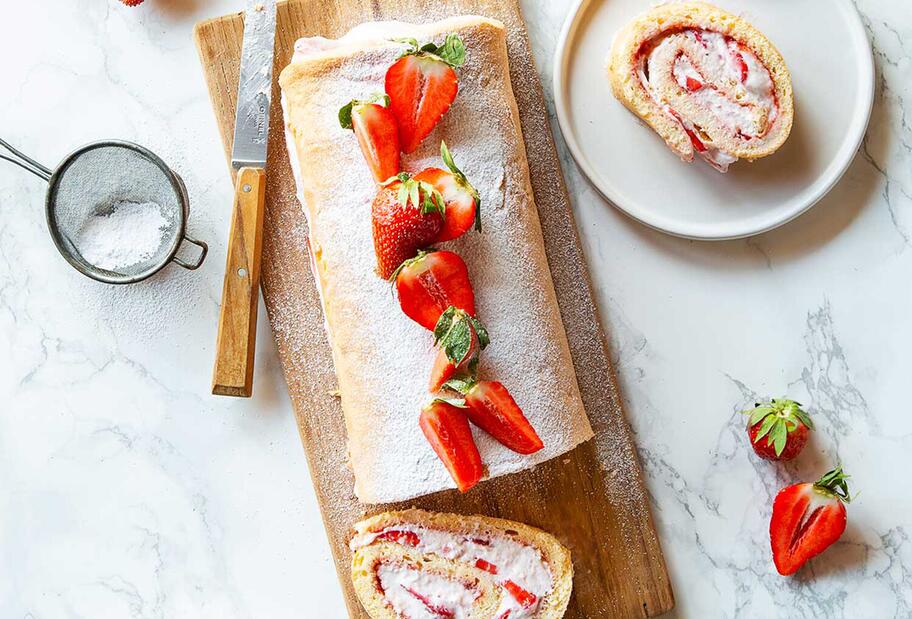 Klassische Erdbeer-Biskuitrolle