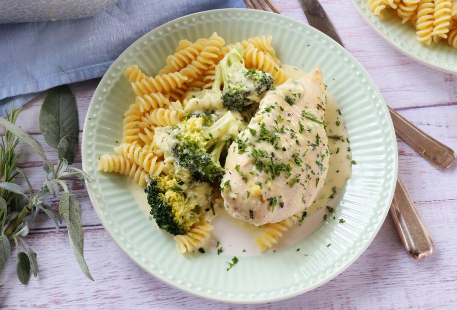 Kräuter-Sahne-Hähnchen mit Nudeln