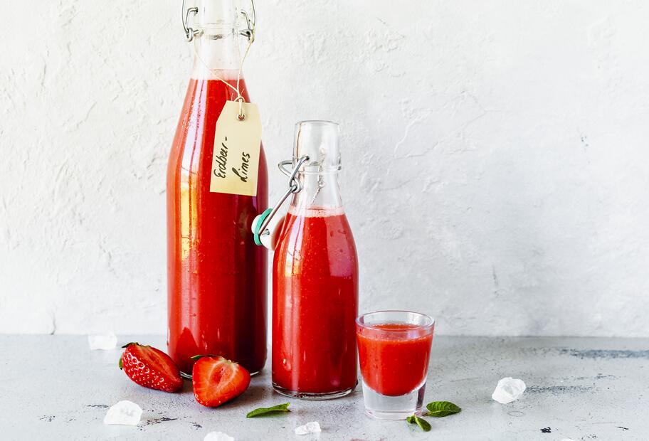 Erdbeerlimes mit frischen Erdbeeren
