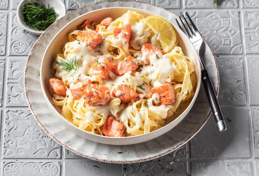 Tagliatelle mit Lachs und Sahnesoße