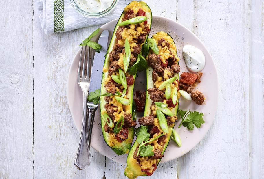 Überbackene Zucchini mit Bolognesefüllung
