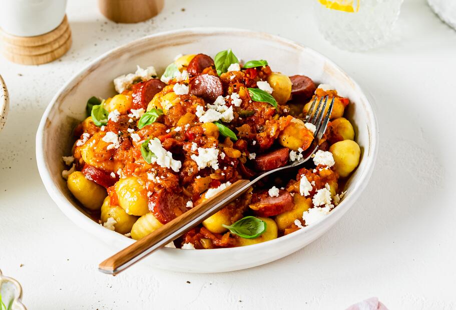 Antipasti-Gnocchi mit Feta und Kabanossi