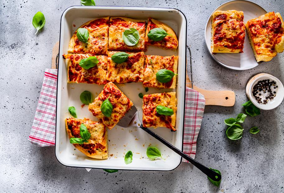 Fluffig gebackene Focaccia-Pizza