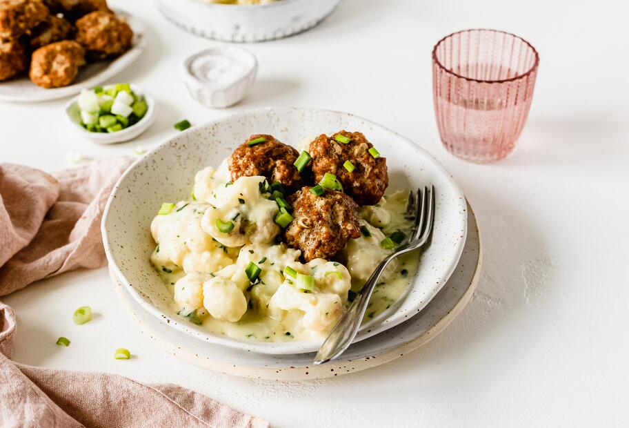 Frikadellen mit Rahm-Blumenkohl