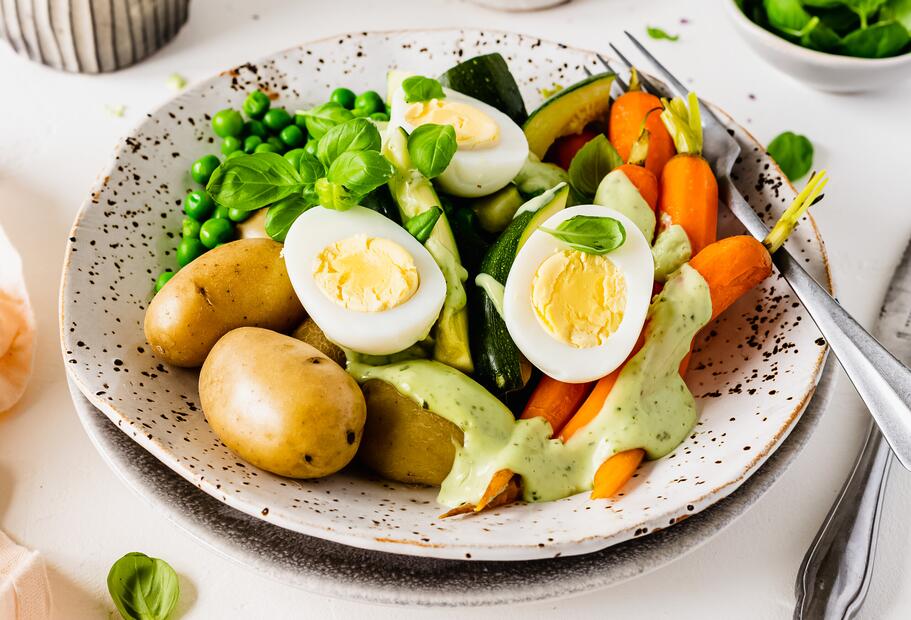 Frühlingsgemüse mit Kräutersoße und Ei mit dem Thermomix®