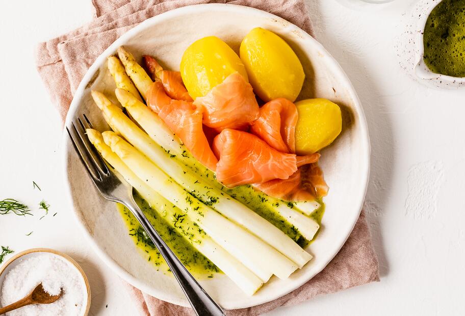 Spargel mit Räucherlachs und Honig-Senf-Hollandaise