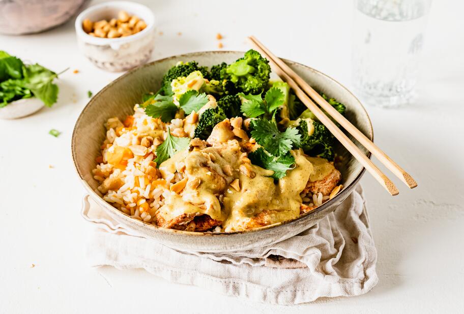 Thai-Hähnchen mit Karotten-Reis und Erdnusssoße mit dem Thermomix®