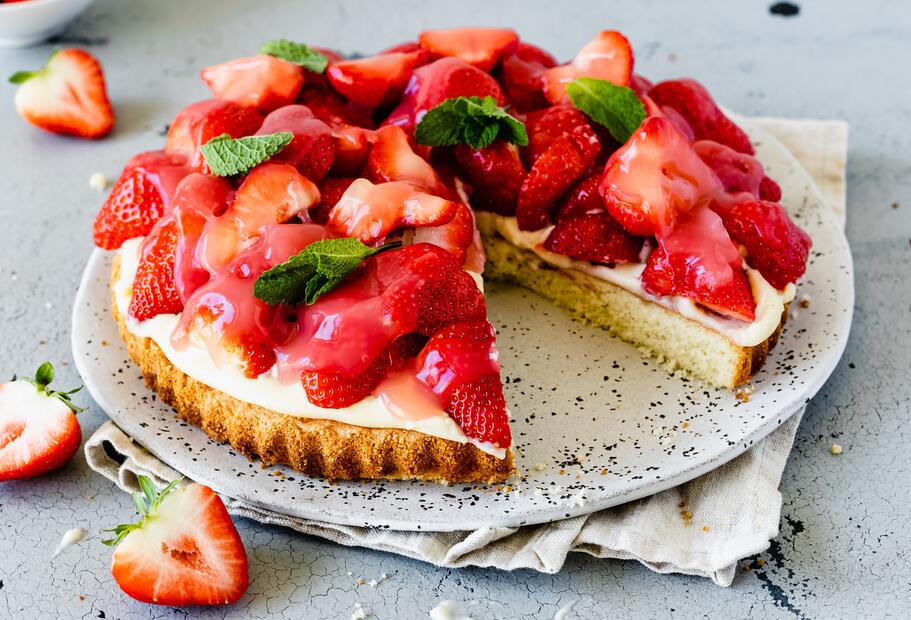 Einfacher Erdbeerkuchen mit Biskuit