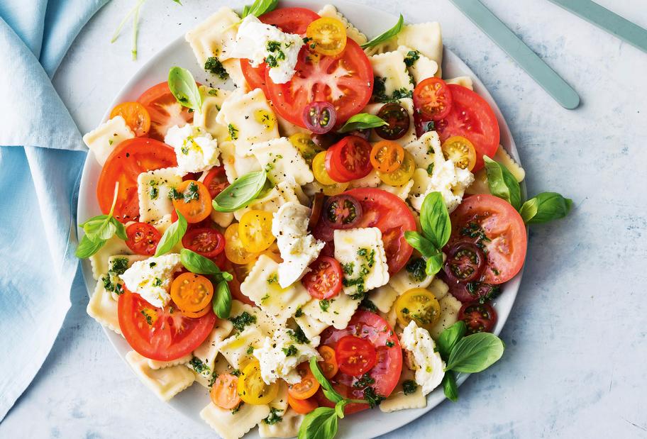 Ravioli-Caprese-Salat mit Basilikum-Pestodressing