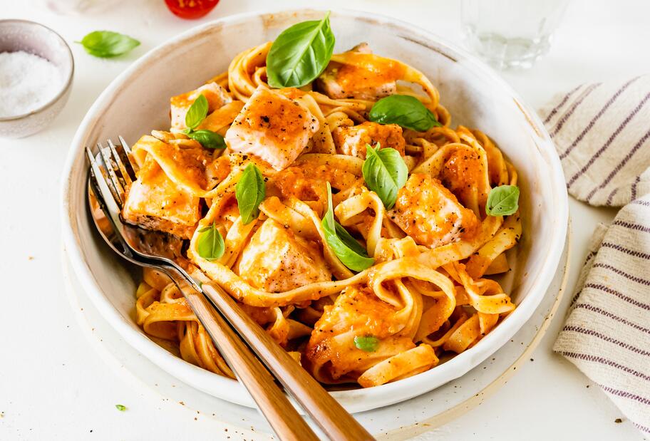Schnelle Tomaten-Lachs-Nudeln