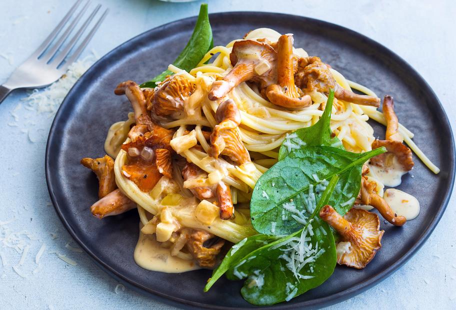 Spaghetti mit Pfifferlingen und Sahnesoße, dazu Spinatsalat