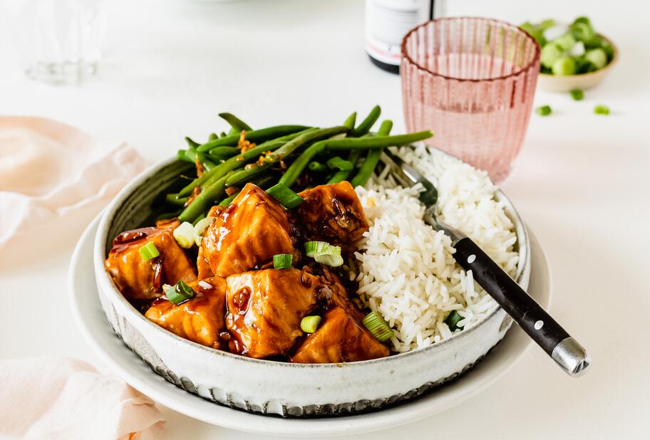 Teriyaki-Lachswürfel mit Reis und grünen Bohnen