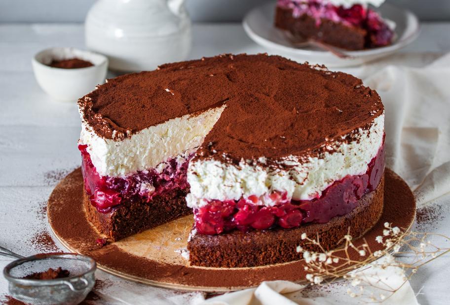 Nusskuchen mit Kirschen