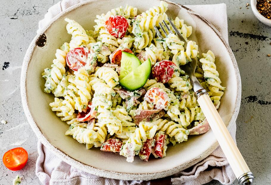 Griechischer Nudelsalat mit Zaziki-Dressing
