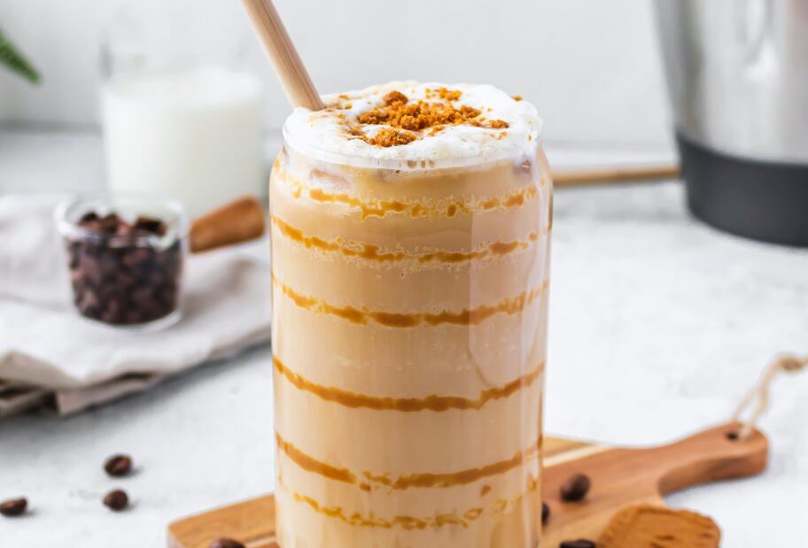 „Biscoff“-Eiskaffee mit Milchschaum