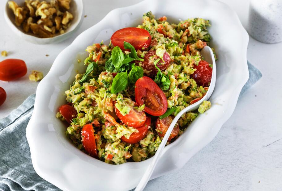 Blitz-Brokkolisalat mit Feta und Walnüssen
