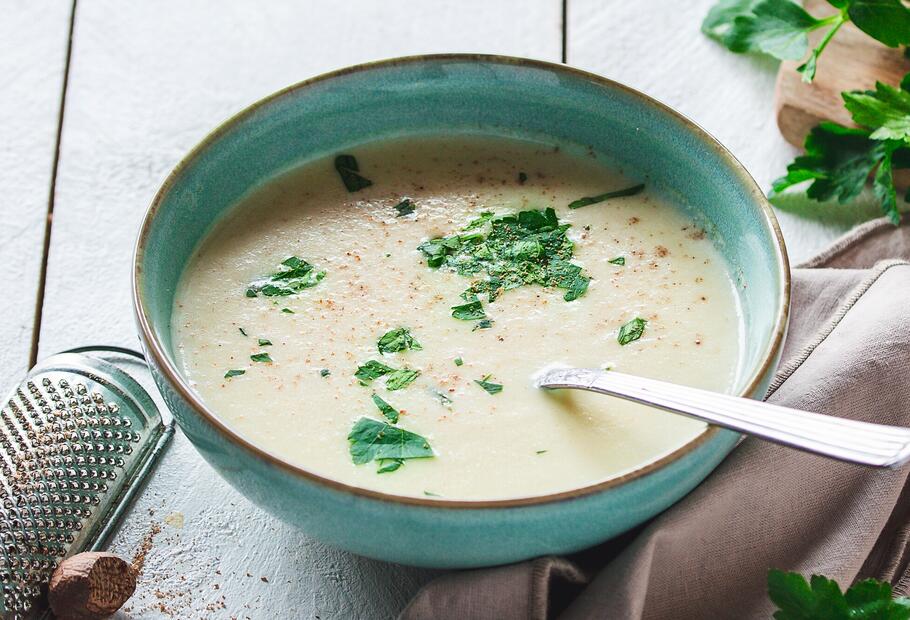 Sahnige Spargelsuppe aus Spargelschalen