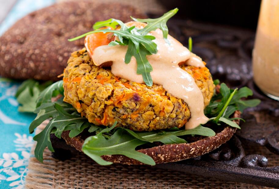 Süßkartoffelbratlinge mit Erdnuss-Joghurtdip