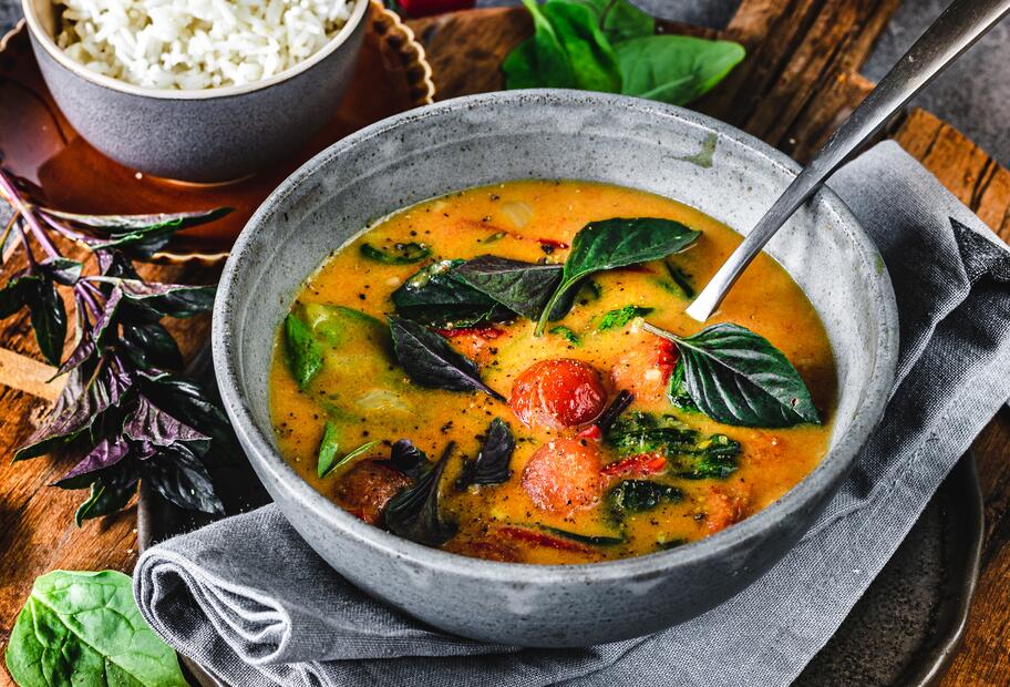 Curry mit Tomaten und Spinat