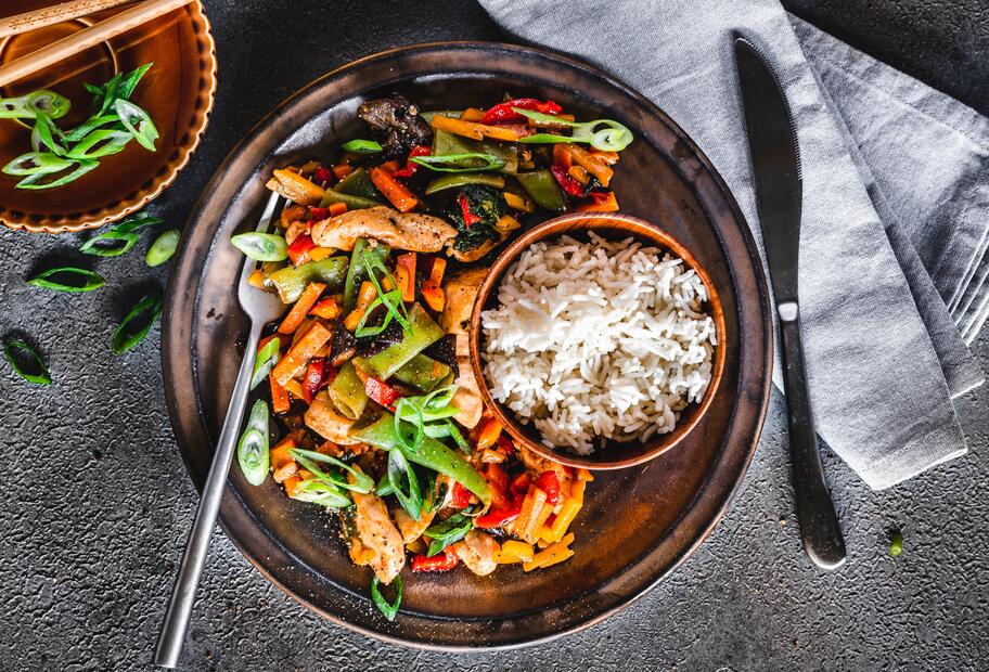 Hähnchen-Wok-Pfanne mit Basmatireis