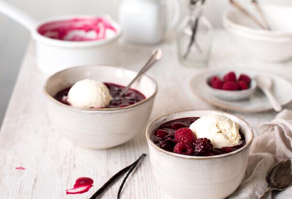 Rote Grütze mit Vanilleeis