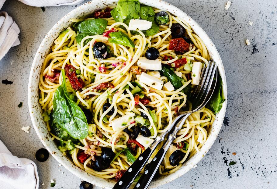 Griechischer Spaghettisalat mit Feta
