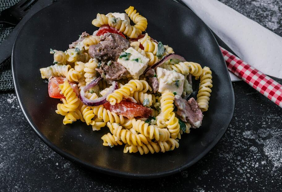Gyros-Nudelsalat mit Tzatziki