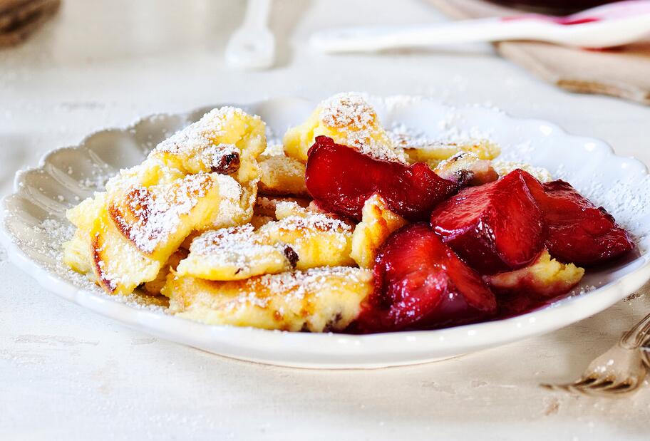 Kaiserschmarren mit Pflaumenkompott